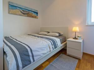 Postel nebo postele na pokoji v ubytování Apartment Cvit 1 by Interhome