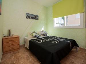 1 dormitorio con 1 cama, vestidor y ventana en Holiday Home Juan by Interhome, en Segur de Calafell