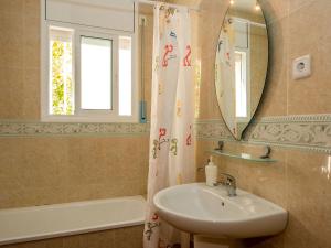 Kúpeľňa v ubytovaní Holiday Home Juan by Interhome