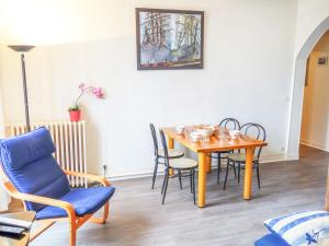 een eetkamer met een tafel en stoelen bij Apartment Beauchesne by Interhome in Saint-Malo +12 foto's