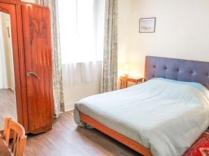 - une chambre avec un lit et une grande fenêtre dans l'établissement Apartment Beauchesne by Interhome, à Saint-Malo