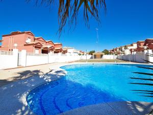 Basen w obiekcie Holiday Home Luz del Sol by Interhome lub w pobliżu