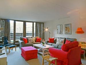 Una sala de estar con sofás y una mesa. en Apartment Im Gruebi Apt- 10 by Interhome, en Wengen