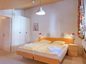 ヴェンゲンにあるApartment Im Gruebi-1 by Interhomeのベッドルーム1室(ベッド1台、タオル2枚付)