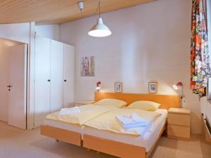 Un dormitorio con una cama con dos toallas encima. en Apartment Im Gruebi Apt- 10 by Interhome, en Wengen