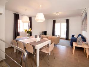 jadalnia i salon ze stołem i krzesłami w obiekcie Holiday Home Luz del Sol by Interhome w mieście Calpe
