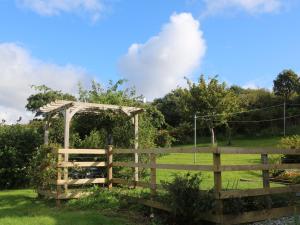 a wooden fence and a gate in a field at Holiday Home Fiskavaig by Interhome in Fiskavaig