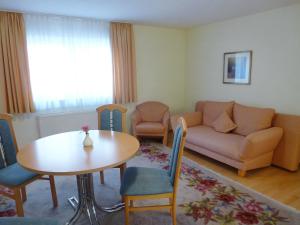 ein Wohnzimmer mit einem Tisch und einem Sofa in der Unterkunft Apartment Flesch-1 by Interhome in Schelingen