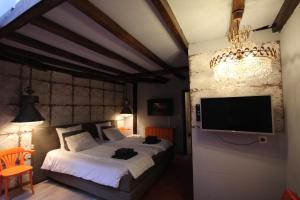 Säng eller sängar i ett rum på La Vie en Rose hotel
