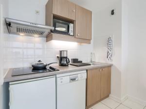 Kuchyň nebo kuchyňský kout v ubytování Apartment L'Oustalet-2 by Interhome