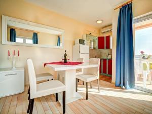 Imagen de la galería de Holiday Home Melandura by Interhome, en Dinjiška