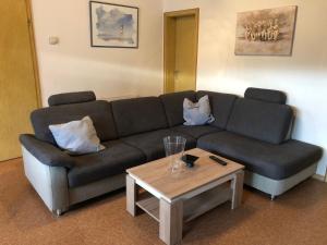 ein Wohnzimmer mit einem Sofa und einem Couchtisch in der Unterkunft Holiday Home Norderney by Interhome in Norddeich
