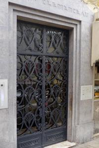 une porte noire avec un paquet de verres à vin dans l'établissement Studio Palais Clémenceau by Interhome, à Nice