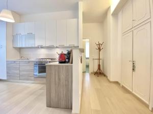 A kitchen or kitchenette at CasaViva-Lovely Bilo in Santa with AC