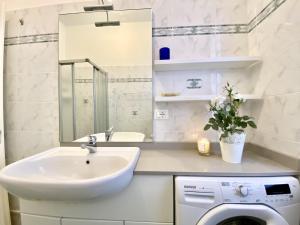 A bathroom at CasaViva-Lovely Bilo in Santa with AC