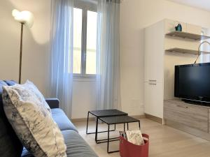 A television and/or entertainment centre at CasaViva-Lovely Bilo in Santa with AC