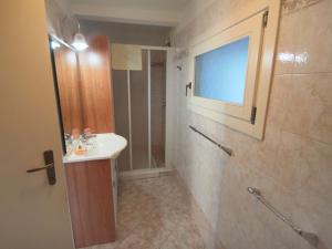 Koupelna v ubytování Apartment Piazzetta by Interhome