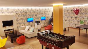 Una sala de estar con un sofá y un televisor. en Augusta Eco Wellness Resort 4 Superior, en Sanxenxo