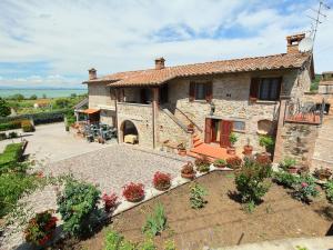 San SavinoにあるHoliday Home Trasimeno link by Interhomeの大きな石造りの家