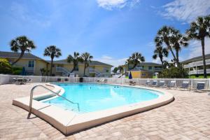 Una gran piscina con sillas y palmeras. en Sandpiper Cove by Panhandle Getaways, en Destin 16 fotos más