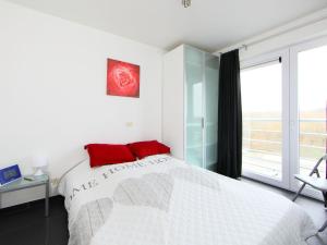 ブレーデネにあるApartment Residentie Zeeparel by Interhomeのベッドルーム(白いベッド1台、窓付)