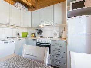Køkken eller tekøkken på Holiday Home Vuosselinkulma 2 by Interhome