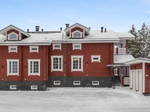 een gebouw van rode baksteen met een met sneeuw bedekt dak bij Holiday Home Kätkänlinna a2 by Interhome in Levi