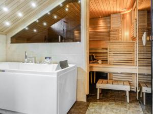 Kylpyhuone majoituspaikassa Holiday Home Kätkänlinna a2 by Interhome