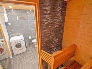 ユッラスヤルヴィにあるHoliday Home Kevätpiippo aのバスルーム(トイレ、洗濯機付)