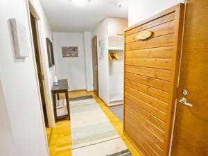 ユッラスにあるHoliday Home Ylläs chalets a508 by Interhomeの木製のドアと廊下のある部屋