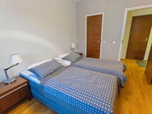un dormitorio con una cama con sábanas azules y blancas en Holiday Home Ylläs chalets a508 by Interhome, en Ylläs
