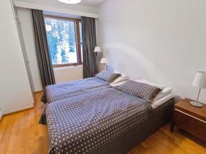 1 dormitorio con cama y ventana en Holiday Home Ylläs chalets a508 by Interhome, en Ylläs