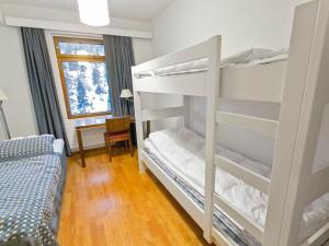 Un dormitorio con dos literas y un escritorio. en Holiday Home Ylläs chalets a508 by Interhome, en Ylläs