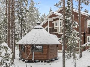 レヴィにあるHoliday Home Atrin suvanto b by Interhomeの雪の森の丸太小屋