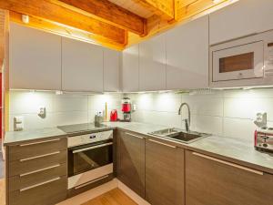 Køkken eller tekøkken på Holiday Home Kevätpiippo b by Interhome