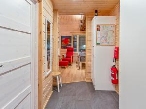 ユッラスヤルヴィにあるHoliday Home Kevätpiippo b by Interhomeの赤い椅子付小屋廊下