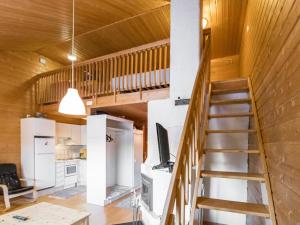 ユッラスヤルヴィにあるHoliday Home Tunturinvieri k1 by Interhomeのリビングルームとキッチン付きの家の階段