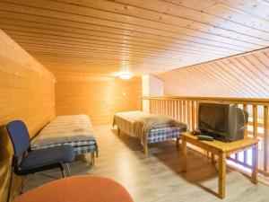 ユッラスヤルヴィにあるHoliday Home Tunturinvieri k1 by Interhomeのベッドルーム1室(ベッド2台、テレビ付)