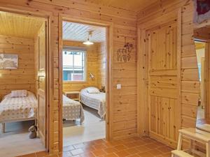 Blockhausschlafzimmer mit 2 Betten in der Unterkunft Holiday Home Luppo by Interhome in Ylläsjärvi