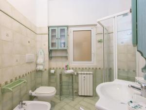 Baño pequeño con aseo y lavamanos en Apartment Vaticanum Hills by Interhome, en Roma
