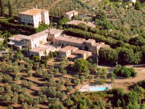 uma vista aérea de uma casa com piscina e árvores em Apartment L'Agrifoglio by Interhome em Cetinale