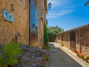 um beco com uma placa na lateral de um edifício em Apartment L'Agrifoglio by Interhome em Cetinale