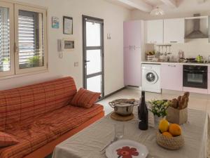un soggiorno con divano e tavolo di Apartment Cava Larica by Interhome a Cava dʼAliga