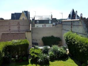vistas a un patio con plantas y edificios en Apartment Baccara by Interhome, en Deauville
