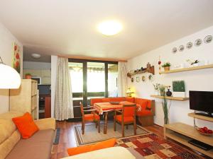 Televízia a/alebo spoločenská miestnosť v ubytovaní Apartment Walter by Interhome
