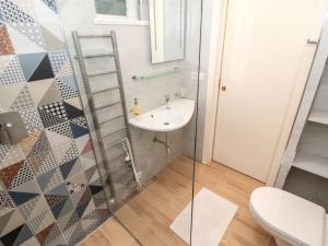 y baño con lavabo y aseo. en Apartment O21 by Interhome, en Praga