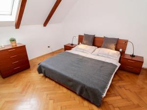 1 dormitorio con 1 cama grande y 2 mesitas de noche en Apartment O21 by Interhome, en Praga