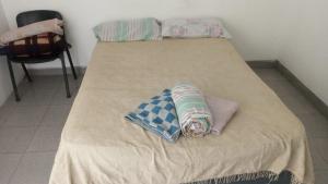 Una cama con dos almohadas encima. en LowCost Zona Sur Mono en San Miguel de Tucumán