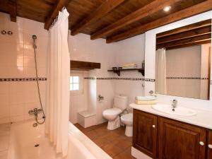 łazienka z wanną, toaletą i umywalką w obiekcie Holiday Home Can Trullas by Interhome w mieście Viladecaballs