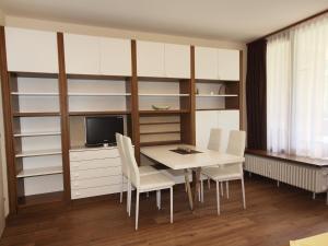 une salle à manger avec une table et des chaises blanches dans l'établissement Apartment Schlossalmblick by Interhome, à Bad Hofgastein
